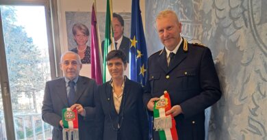 Questura Asti, “Sciarpa Tricolore” al neo commissario Bruno Cavaiuolo e al Commissario in pensione Fabio Biamino